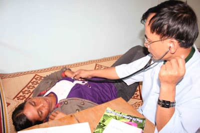 Khám bệnh, cấp thuốc miễn phí cho người dân tỉnh Gia Lai