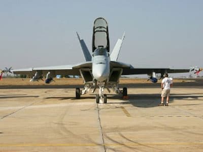 UAE dùng F/A-18E/F để “hạ giá” Rafale