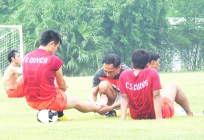 Văn Quyến lên đường sang Singapore chữa chấn thương