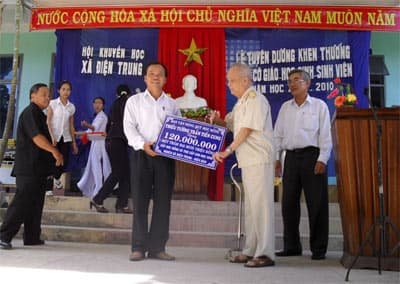 Trao thưởng cho 238 học sinh nghèo vượt khó