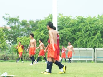 Ông Calisto phàn nàn về chất lượng sân tập