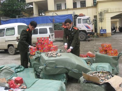 Pháo lậu vẫn "nóng"