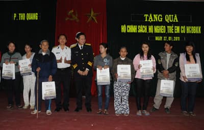 Tặng quà các gia đình cán bộ, chiến sỹ có hoàn cảnh khó khăn