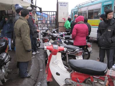Điểm trông giữ xe bến Giáp Bát “bắt bí” hành khách
