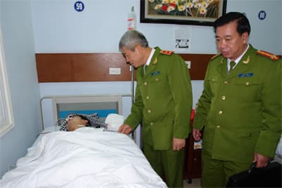 Ba chiến sĩ bị thương khi chữa cháy