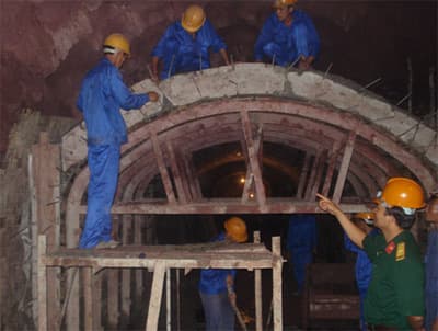 Lính công binh khoét núi, mở hầm