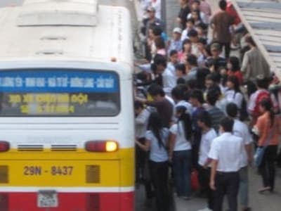 "Chốt" để chống nạn móc túi tại điểm chờ xe buýt