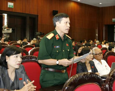 Không để vừa đá bóng, vừa thổi còi