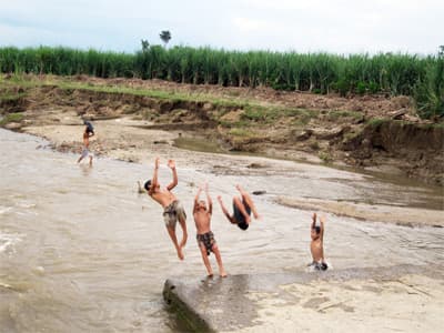 Thót tim trẻ em tắm trong dòng lũ