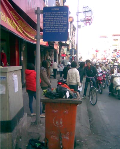 Thùng rác cũng đứng “chờ” xe buýt!