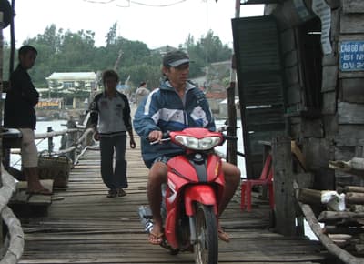 Cầu… quá đát, cũng thu phí