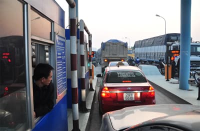 Phản đối mua phí qua cầu, hai xe công-ten-nơ làm tắc cầu Yên Lệnh