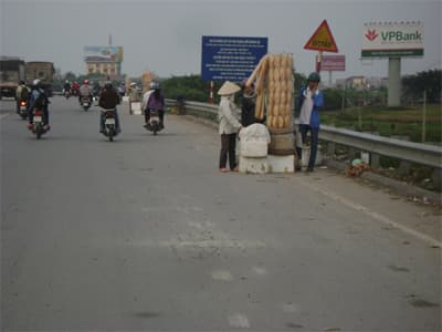 Bán hàng rong trên cầu Thanh Trì