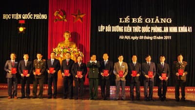 Bế giảng lớp bồi dưỡng kiến thức QP-AN khóa 41