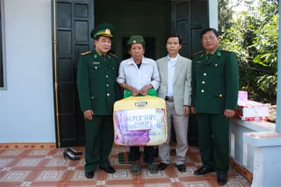 Những ngôi nhà ấm tình quân dân