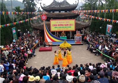 Chùa Hương ngày khai hội