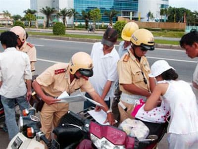 Ra quân lập lại trật tự an toàn giao thông