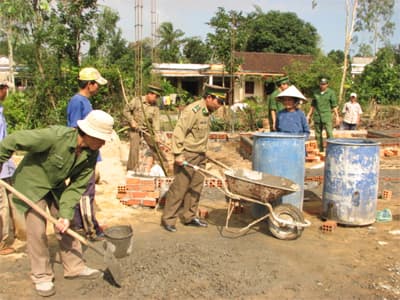 Sẻ chia khó khăn với các hộ nghèo