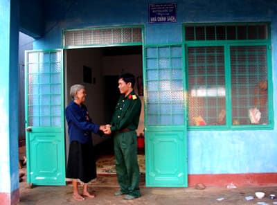 Thành tích viết dưới chân núi Phượng Hoàng