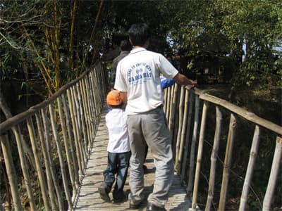 Qua cầu treo mà…run