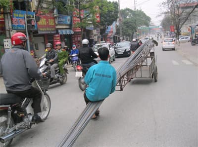 Xe tự chế làm “xiếc” giữa phố