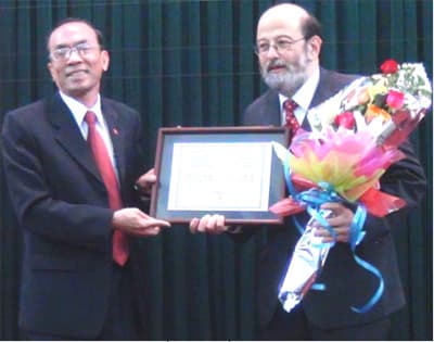 Đại học Huế phong tặng "Giáo sư danh dự"cho ông A Min Tjoa