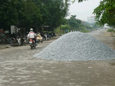 Nhiều con đường thành nơi tập kết vật liệu xây dựng!