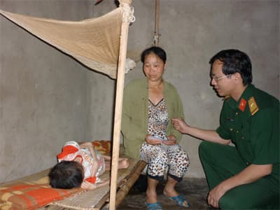 Trao tiền giúp đỡ gia đình em Nguyễn Quang Cường