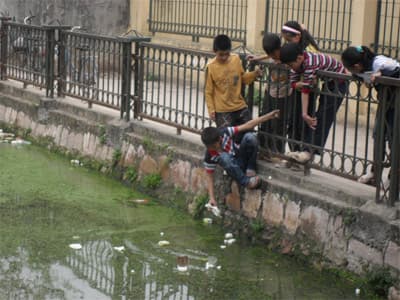 Người lớn sao không nhắc nhở?