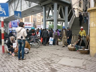 Lộn xộn dưới chân cầu vượt