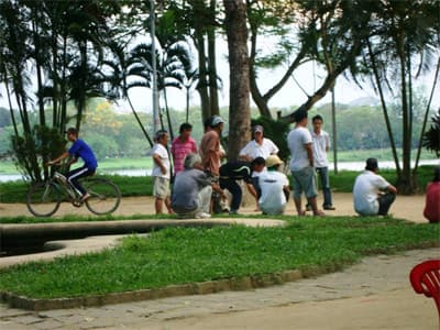 Cờ bạc công khai trong công viên