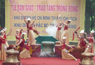Trao tặng trống đồng cho hai khu di tích về Chủ tịch Hồ Chí Minh