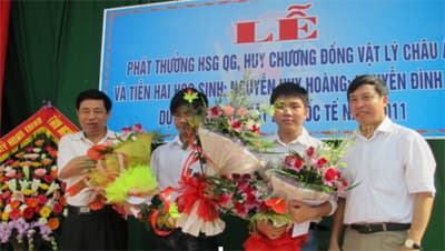 Trao thưởng học sinh giỏi quốc gia, khu vực
