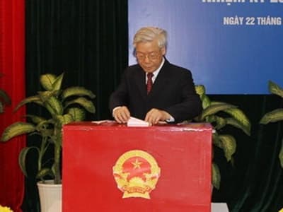 Bỏ lá phiếu đầu tiên tại khu vực bỏ phiếu số 3 phường Nguyễn Du