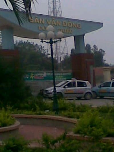 Sân vận động Đông Triều bị xâm hại