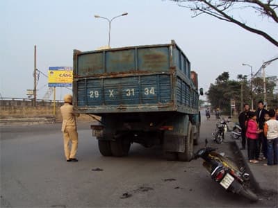 Nguy cơ tai nạn từ xe ben, xe tải chở vật liệu xây dựng