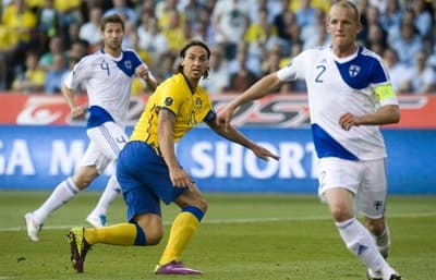 Đức đặt một chân tới Euro, Ibra lập hat-trick