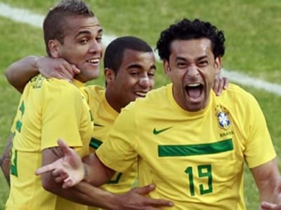 Brazil hòa Paraguay may mắn, Venezuela gây sốc
