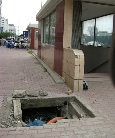 Vỉa hè đường Phạm Hùng vô cùng nhiều… bẫy!