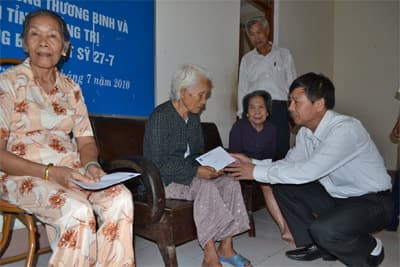 Thăm, tặng quà các đối tượng chính sách tại Quảng Trị