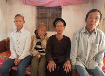 Cụ bà 80 tuổi nuôi con điên và hai cháu ngây dại
