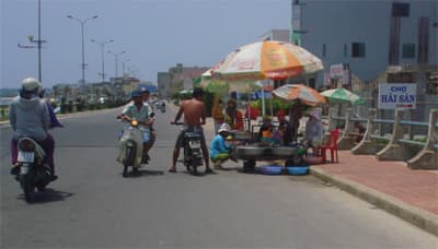 Chợ hải sản lấn đầu cầu