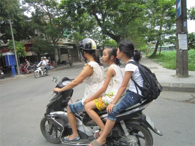 Đội mũ bảo hiểm cho trẻ em