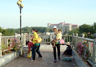 Rác ngập cầu bộ hành Suối Tiên