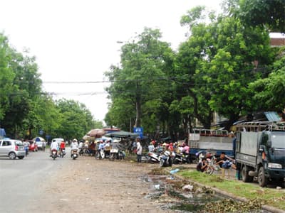 Vỉa hè bị chiếm dụng