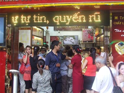 Phi lý cơn “sốt vàng”: giá cao mua, giá thấp bán