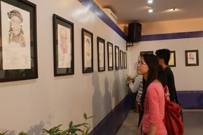 Khai mạc triển lãm chân dung và ký họa "Hoa bất tử"