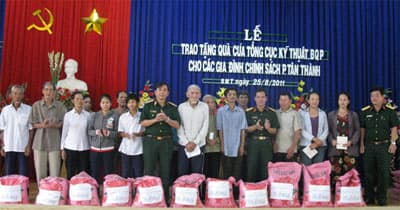 Tặng quà cho 50 gia đình chính sách và hộ nghèo trên địa bàn Đắk Lắk