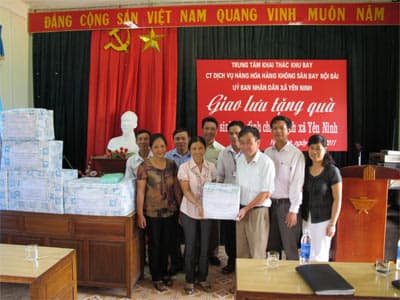 Trẻ mừng đón sách, già vui nhận quà