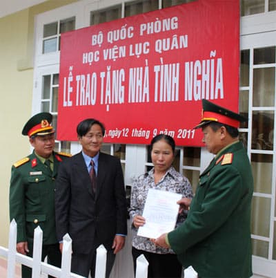 Trao tặng nhà tình nghĩa cho gia đình thương binh Mai Xuân Châu